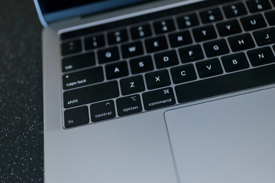 ノートパソコンのキーボードの左下、commandキーとoptionキーのあたりを斜め上から写した写真